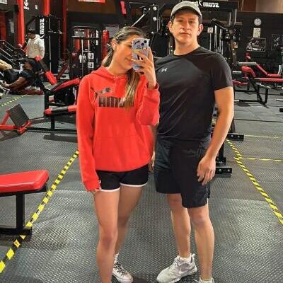 En-pareja-en-gym-makelu-fitness Personas corriendo en caminadoras en un gimnasio