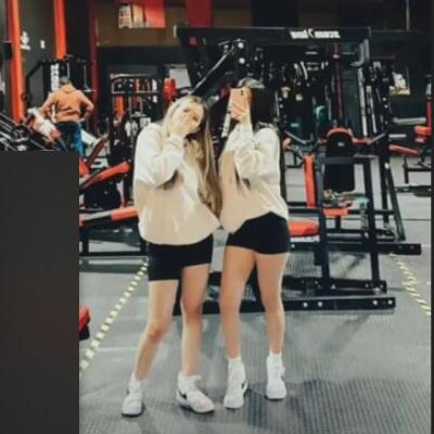 Entrenando-con-amiga-en-makelu-fitness Actividad grupal para activar los músculos en un gimnasio