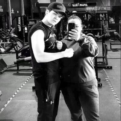 beneficios-de-entrenar-en-makelu-fitness Pareja ejecutando una rutina de ejercicios en gimnasio.