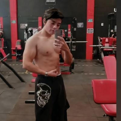 posando-en-san-mateo-atenco Mujer ejercitandose cargando una barra sin peso en gimnasio.